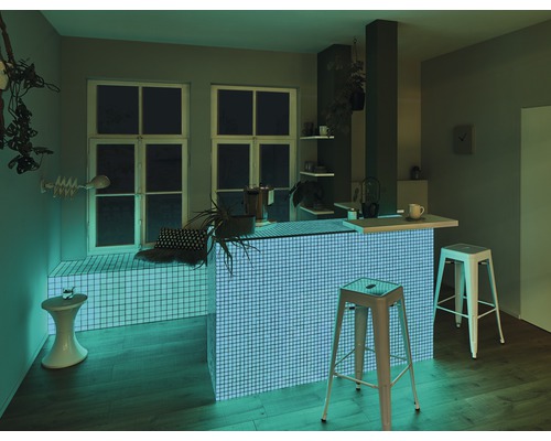 Scène de cuisine avec bar, tabourets, fenêtres et décorations