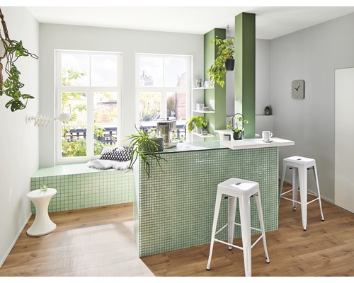 Pièce lumineuse avec comptoir, tabourets de bar, rebord de fenêtre et éléments de décoration