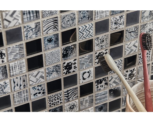 Gros plan de carreaux de mosaïque avec différents motifs et deux brosses à dents