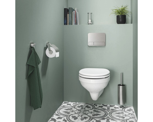 Salle de bains moderne avec WC suspendu à fond creux, plaque de commande et accessoires