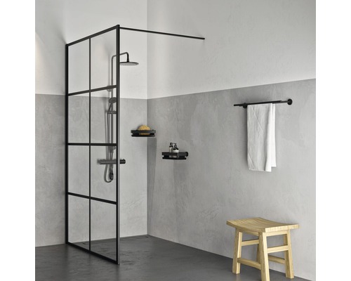 Douche à l''italienne avec robinetterie de douche, étagères, serviette et tabouret dans une salle de bain