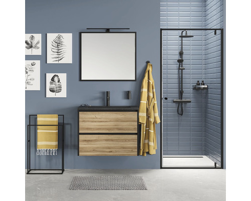 Salle de bain avec meuble-lavabo, miroir, porte-serviettes, douche et décoration