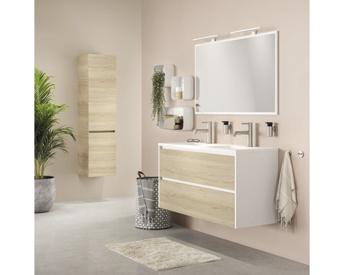 Salle de bains avec lavabo, armoire de toilette, armoire haute et accessoires