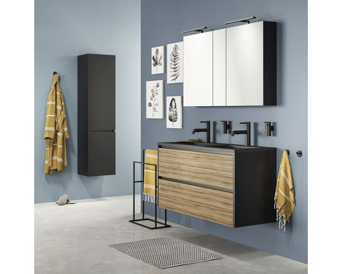 Salle de bains moderne avec meuble-lavabo, armoire de toilette, armoire haute et accessoires