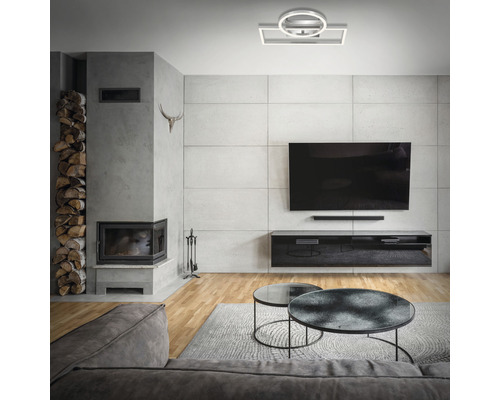 Salon avec cheminée, télévision et tables basses rondes