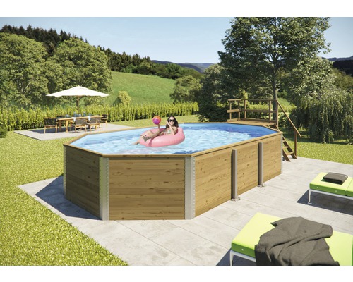 Piscine en bois avec femme sur une bouée dans le jardin