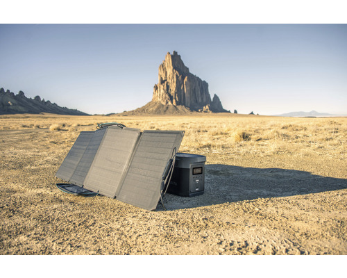 Panneau solaire portable avec générateur électrique dans un paysage désertique.