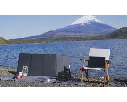 Paysage avec générateur solaire portable, panneau solaire et mont Fuji en arrière-plan