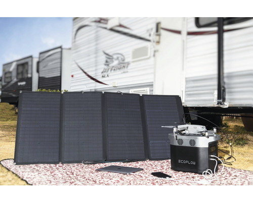 Module solaire EcoFlow avec centrale électrique et drone à l''extérieur devant une caravane