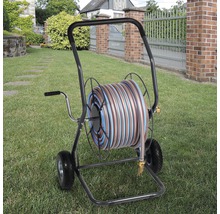 Gartenschlauchwagen mit Schlauch im Garten