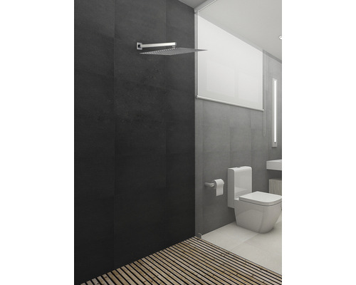 Salle de bains moderne avec douche, toilettes et caillebotis en bois