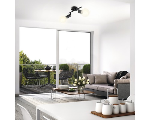 Deckenleuchte mit zwei Lampen in einem hellen Wohnzimmer