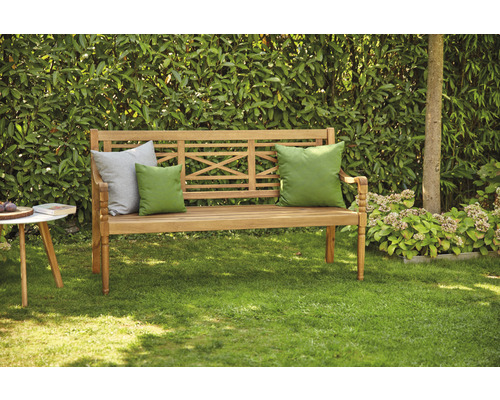 Banc de jardin en bois avec coussins sur pelouse