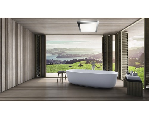 Badezimmer mit freistehender Badewanne, Holzverkleidung und Blick auf eine grüne Landschaft