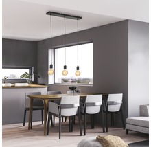 Salle à manger avec table à manger, chaises et suspension à trois lampes