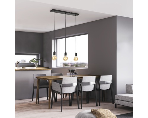 Salle à manger avec table à manger, chaises et suspension à trois lampes