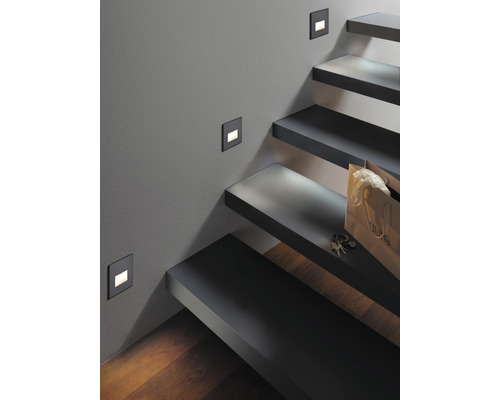 Wand mit eingelassenen Treppenleuchten neben einer Treppe