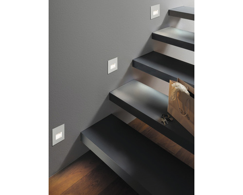 Treppe mit integrierten Wandleuchten zur Treppenbeleuchtung