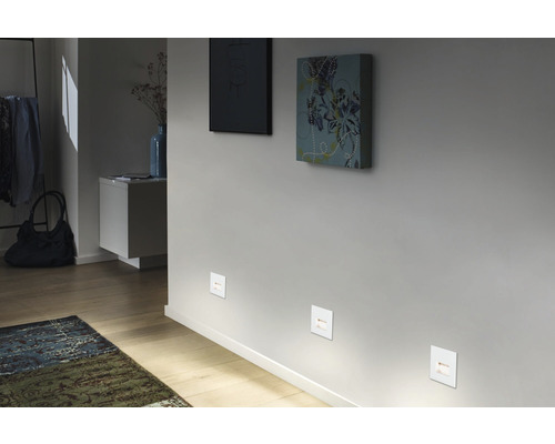 Szene eines Flurs mit eingelassenen Wandleuchten für die Bodenbeleuchtung