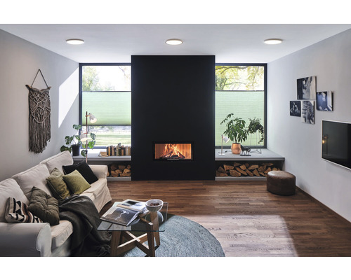 Salon avec cheminée, canapé, table basse et spots encastrés au plafond