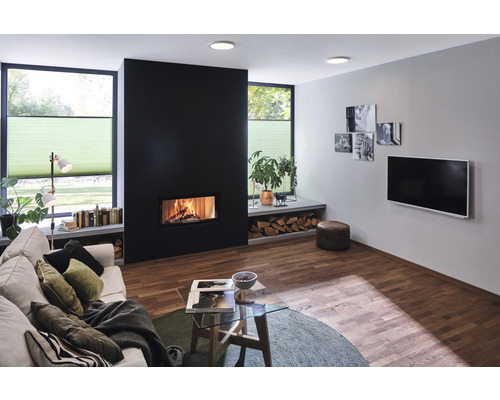 Salon avec cheminée, canapé, télévision et parquet pour une ambiance chaleureuse