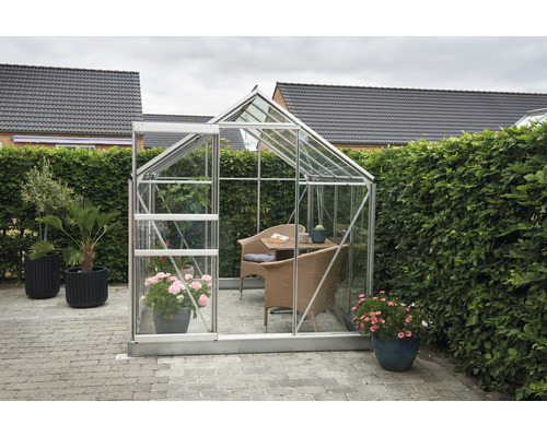 Serre avec plantes et meubles dans le jardin