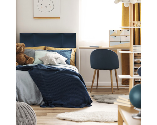 Kinderzimmer mit Bett, Schreibtisch und Stuhl in hellem Design