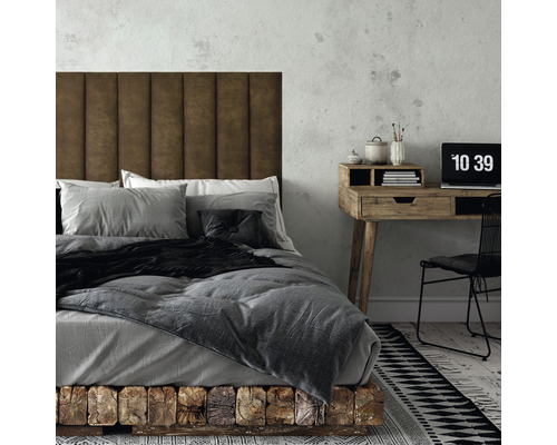 Schlafzimmer mit Bett, grossem Kopfteil, Schreibtisch und Stuhl