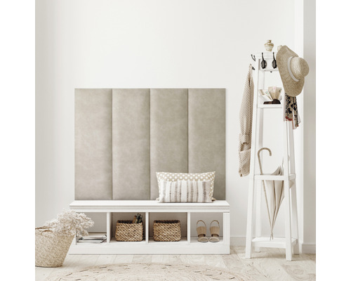 Entrée lumineuse avec mur rembourré, banc avec rangement et porte-manteau