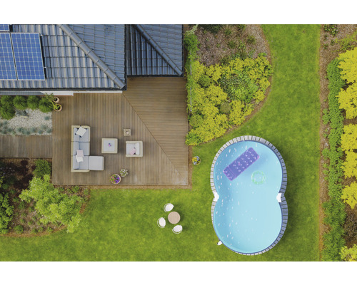 Vue de dessus d''une maison avec terrasse, mobilier de jardin et piscine