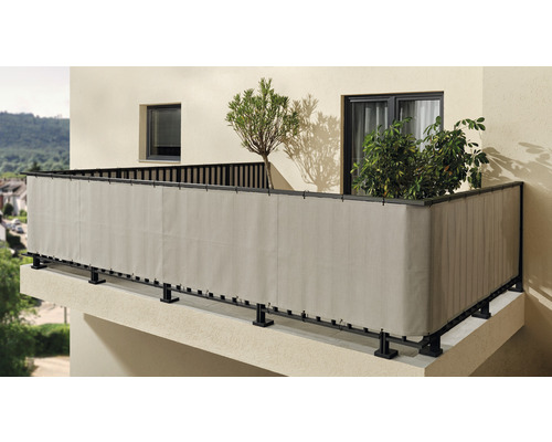 Balkon mit Sichtschutz und Bepflanzung für mehr Privatsphäre