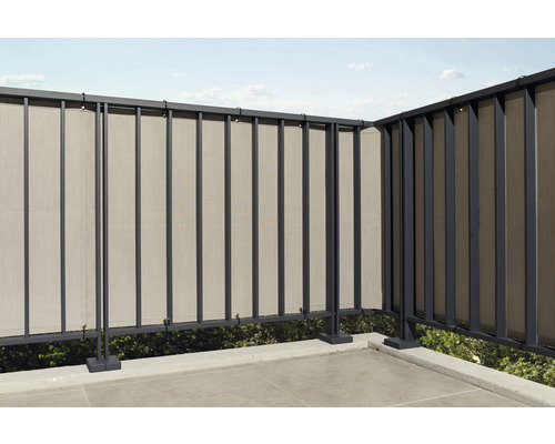 Balkon mit Sichtschutz und Geländer