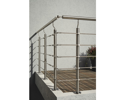 Edelstahlgeländer auf einer Terrasse mit Holzboden