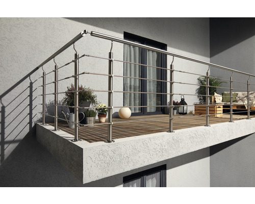 Balkon mit Geländer aus Edelstahl und Holzboden