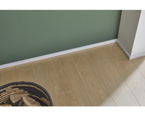 Raumansicht mit Sockelleiste, Holzboden und Kaminholzkorb