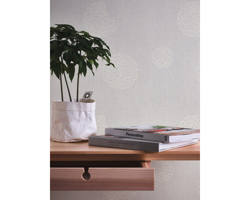 Vue d''une pièce avec du papier peint à motifs, une plante et des livres sur une table