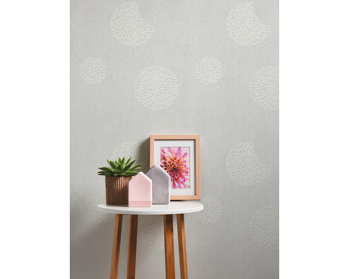 Scène avec papier peint à motifs, table d''appoint avec décoration
