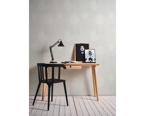 Bureau avec bureau, chaise et papier peint à motifs