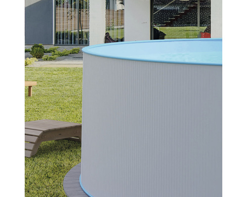 Rundpool im Garten mit Liegestuhl