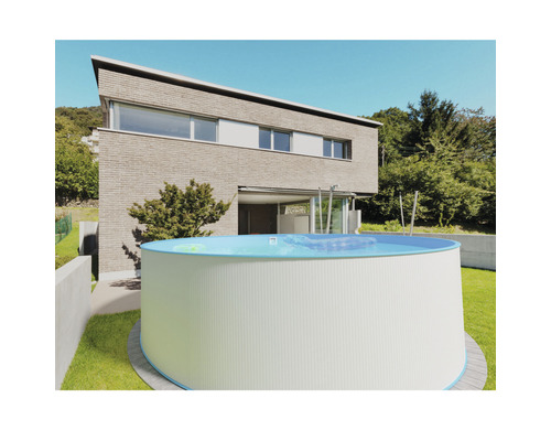 Rundes Stahlwandbecken im Garten vor einem modernen Haus