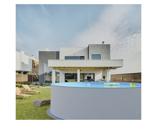 Garten mit Pool und Liegestühlen vor einem Wohnhaus