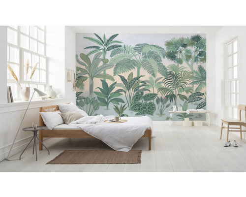 Chambre lumineuse avec papier peint photo botanique, lit et table d''appoint