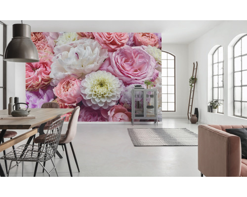 Pièce lumineuse avec papier peint photo à motif de roses et de pivoines, table à manger et sièges