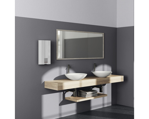 Salle de bains avec double vasque, miroir, chauffe-eau instantané et serviettes