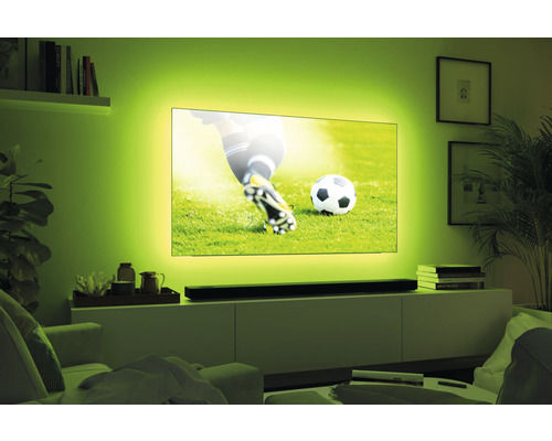 Wohnzimmer mit Fernseher, Soundbar und indirekter Beleuchtung für ein Heimkinoerlebnis