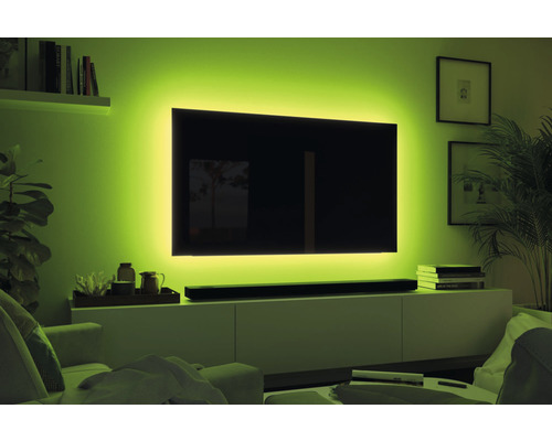 Wohnzimmer mit Fernseher und indirekter Beleuchtung