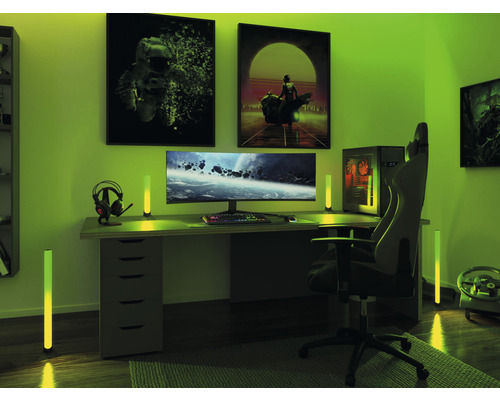 Gaming-Zimmer mit Schreibtisch, Computer, Stuhl, Kopfhörern und Bildern