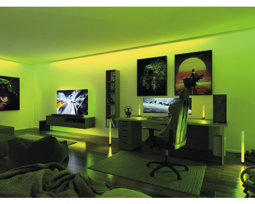 Wohnzimmer mit Spielekonsole, Schreibtisch und Beleuchtung