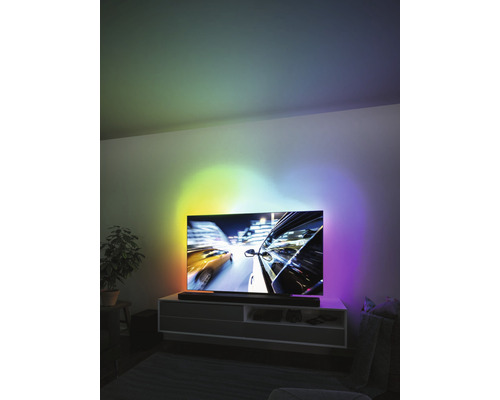 Wohnzimmer mit Fernseher und indirekter Beleuchtung