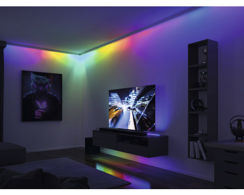 Wohnzimmer mit LED-Streifen für indirekte Beleuchtung an Decke und Möbeln